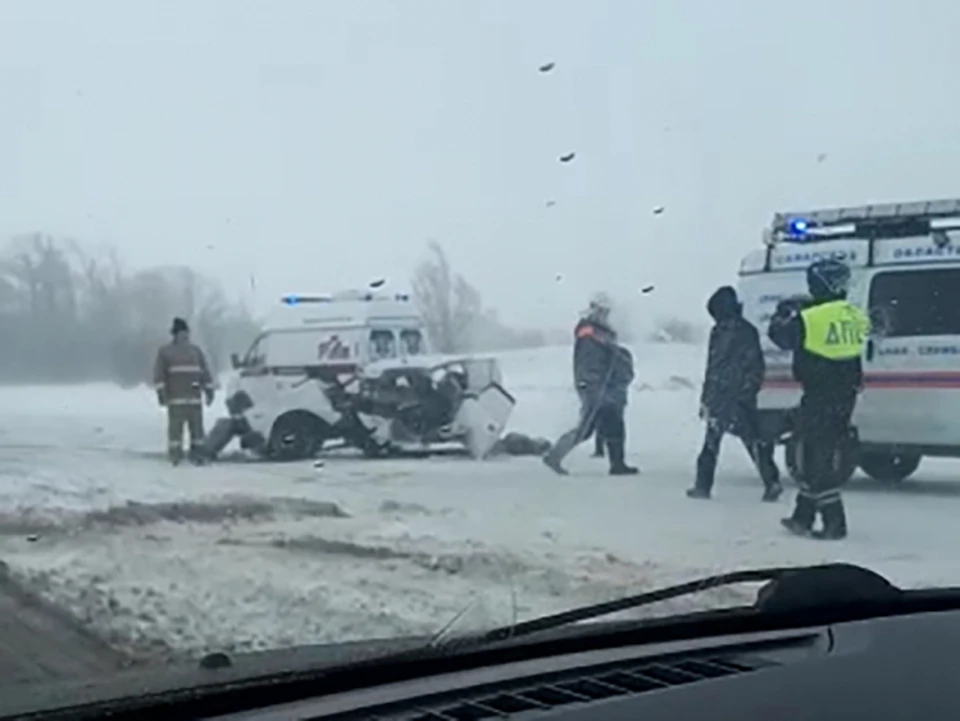 Полицейские работают на месте аварии