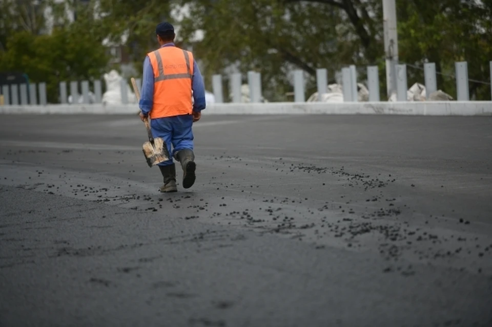 В краевом центре продолжают устранять ямы на дорогах