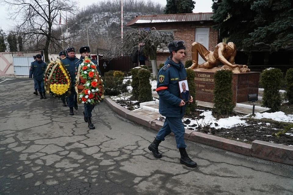 Траурная колонна под звуки сирен направилась к месту захоронения. Фото: МЧС ДНР