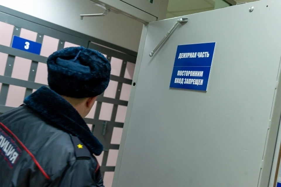 Найденную девочку привезли в отделение полиции, вот только забирать ребенка никто не стал.