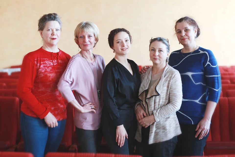 В женском коллективе инженеров царит атмосфера взаимопомощи и искреннего дружелюбия.
