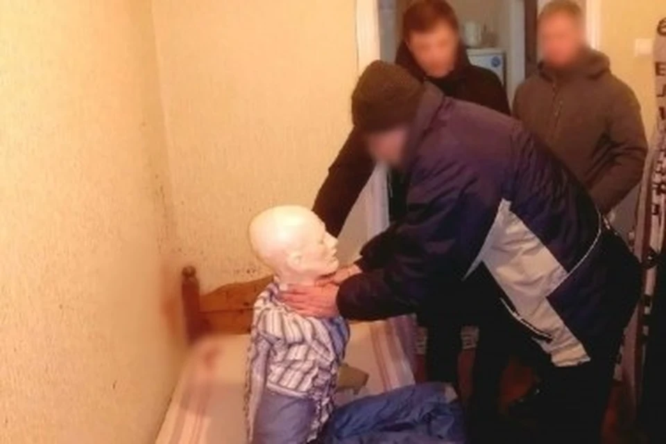 Мужчина несколько раз ударил отца статуэткой, а позже задушил Фото: СУ СК РФ по Краснодарскому краю