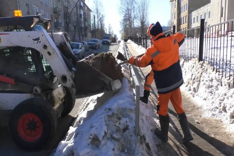 В обработке тротуаров задействованы 6 бригад со спецтехникой и 20 специалистов ручного труда. Фото; admkirov.ru