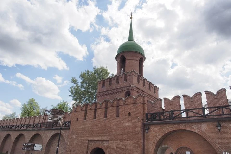 В Туле на стене кремля вандалы нарисовали граффити