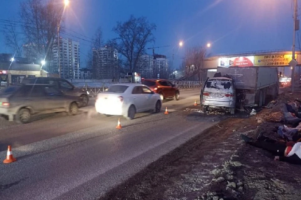 «Тойота Ипсум» на скорости влетела в тягач. Фото: ГУ МВД по НСО.