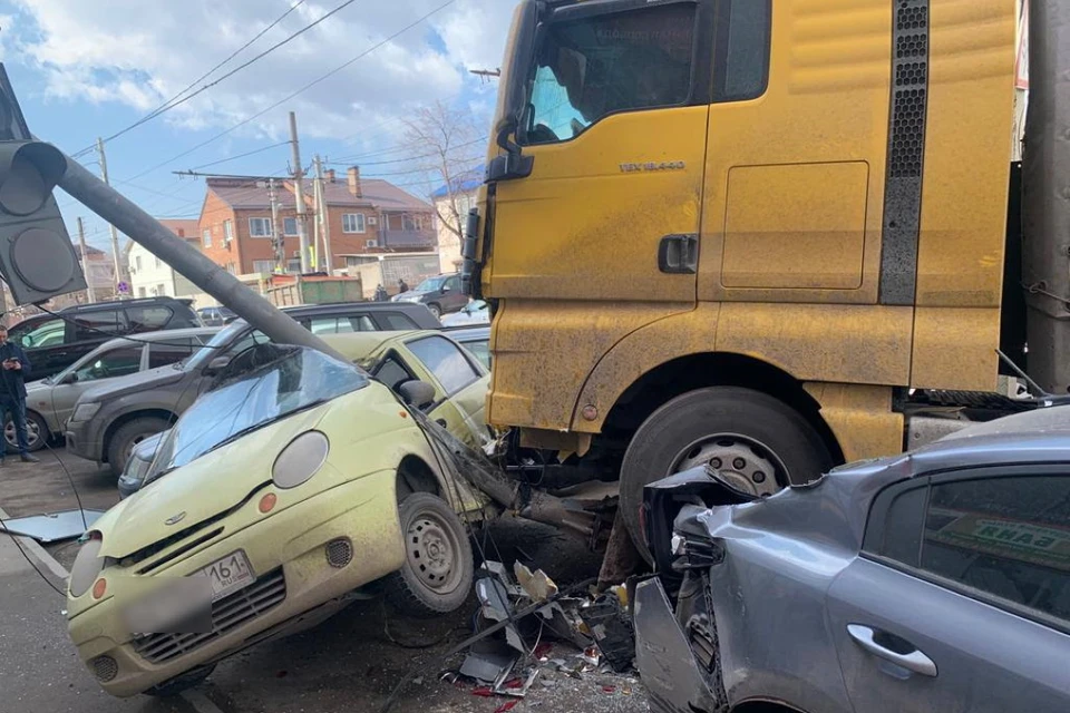 Авария произошла возле магазина. Фото: отдел пропаганды УГИБДД по Ростовской области