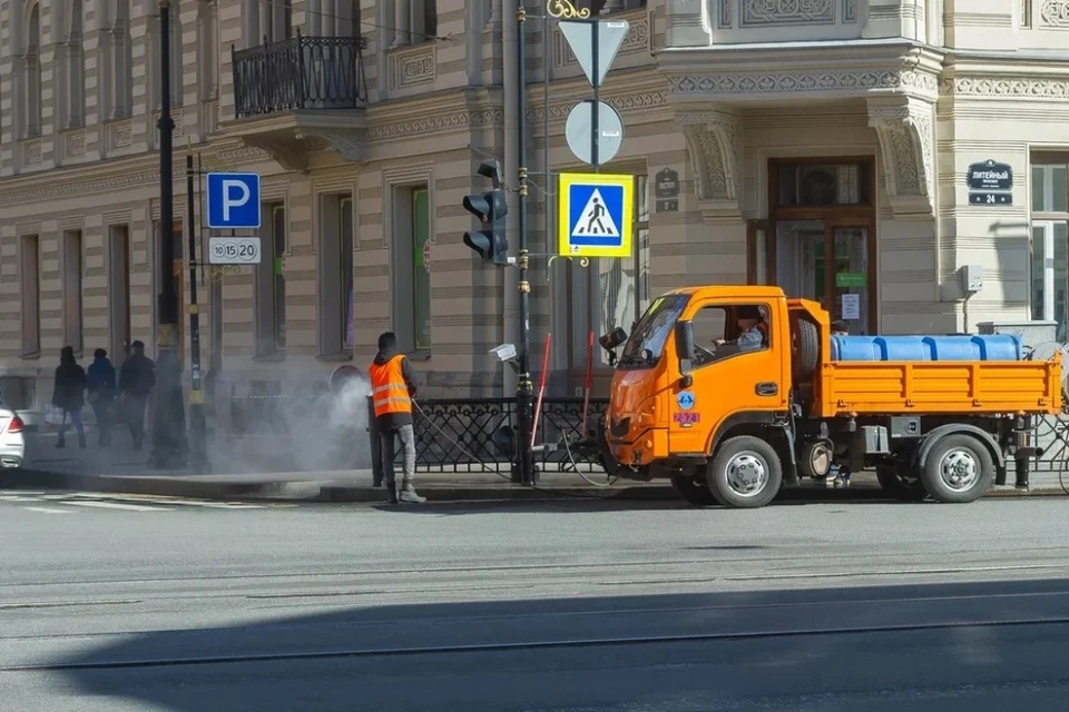 В Петербурге отмыли от грязи первую улицу после зимы