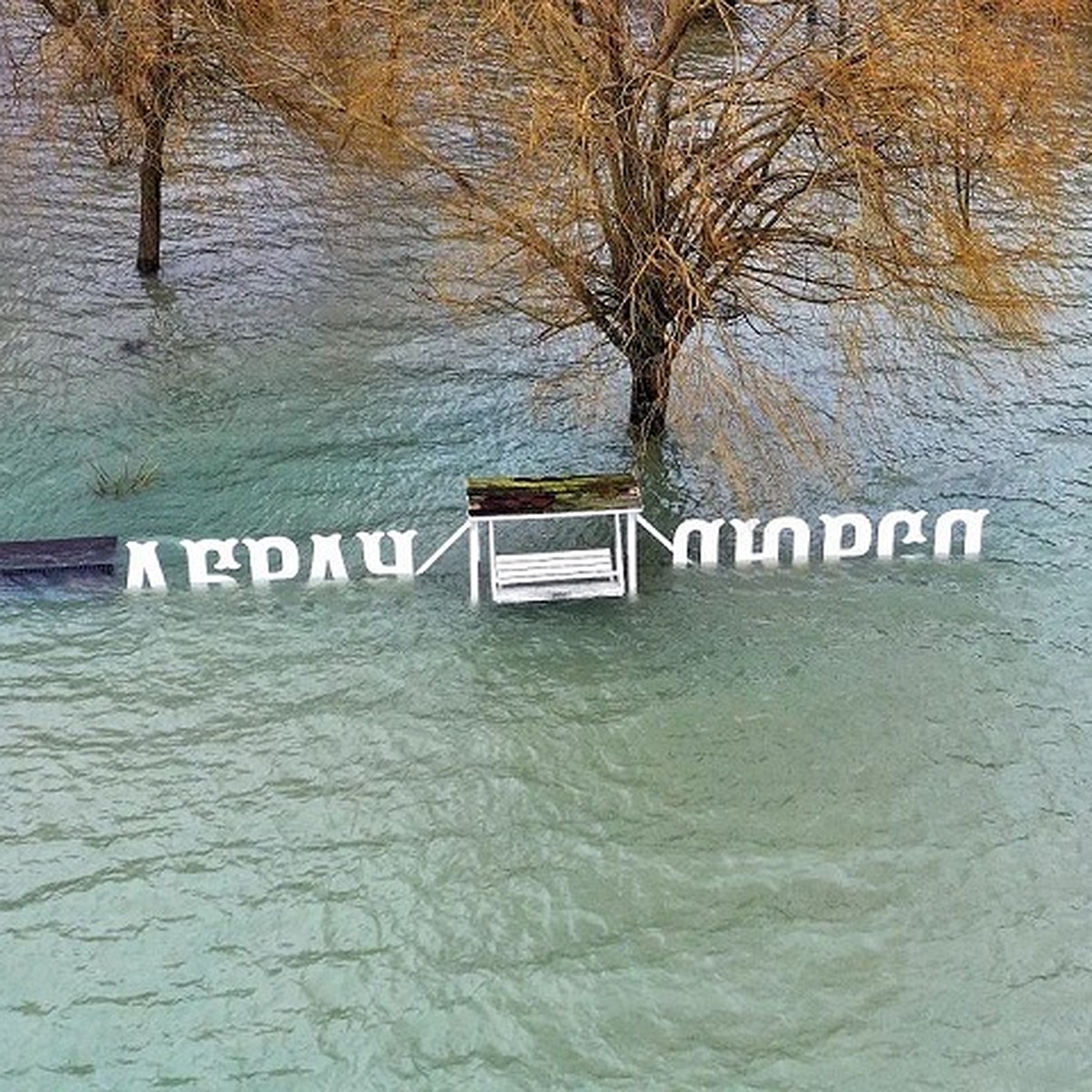 Прованс тонет. Озеро в Абрау-Дюрсо не может вернуться в свои берега - KP.RU