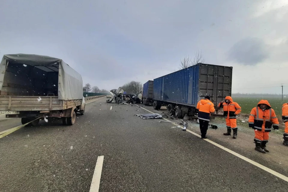 Легковушка в ДТП сильно пострадала. Фото: пресс-служба УГИБДД ГУ МВД по Краснодарскому краю
