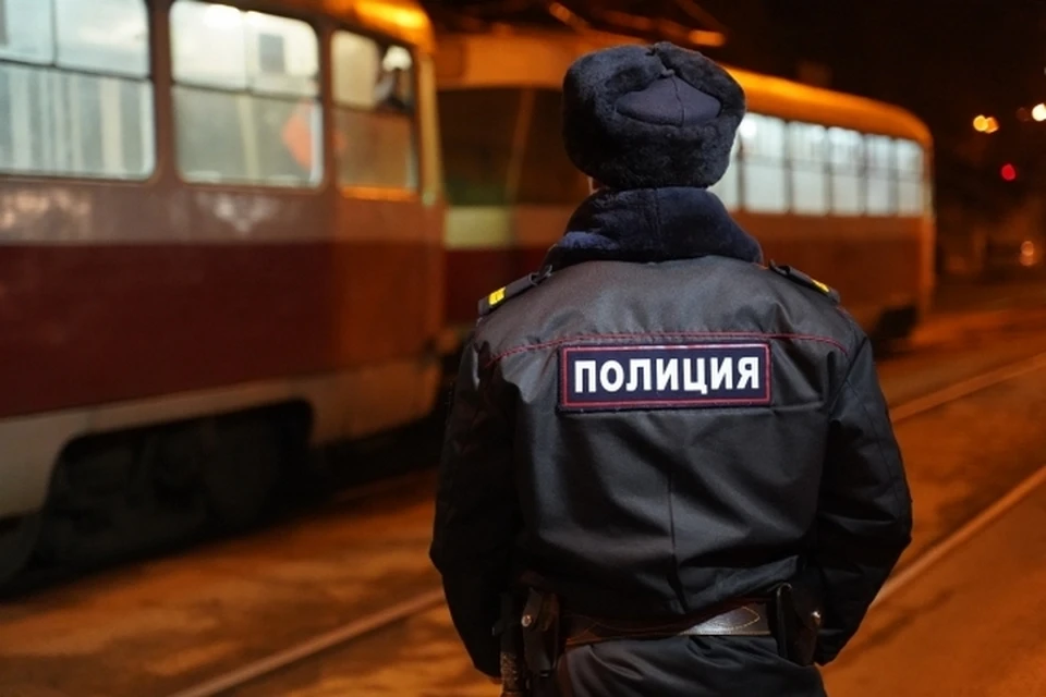 Сотрудники полиции задержали троих подозреваемых, в том числе и саму девушку