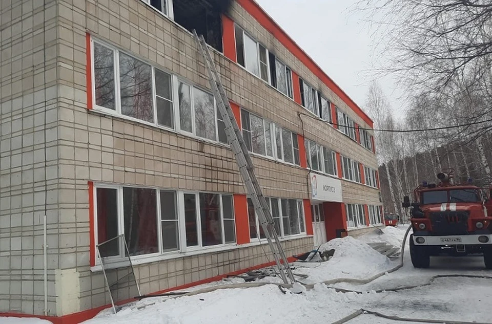 В здании загорелись личные вещи на площади в 20 квадратных метров. Фото: пресс-служба ГУ МЧС по Свердловской области