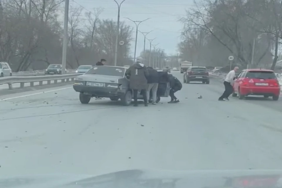 На Бердском шоссе в Новосибирске подростки на «ВАЗе» влетели в грузовик. Фото: стоп-кадр.