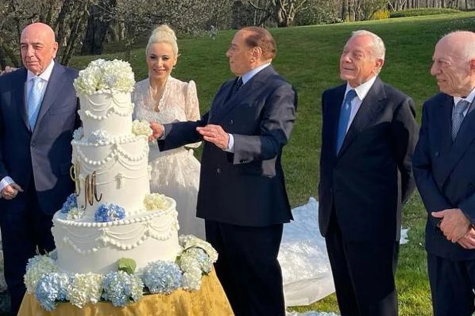 Экс-премьер Италии Сильвио Берлускони сыграл символическую свадьбу с невестой младше его на 53 года.