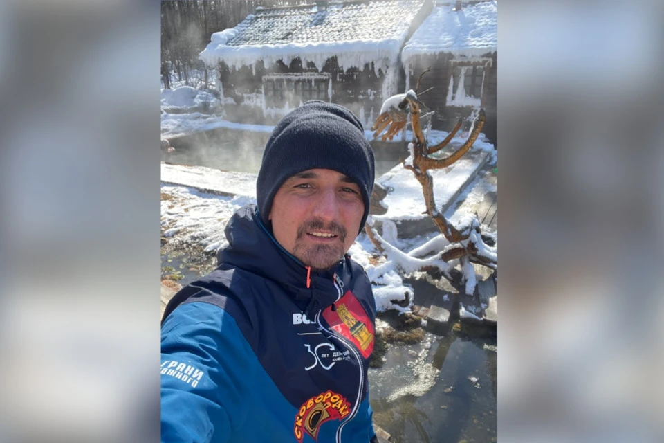 Вчера Артем выложил фото на фоне горячего источника. Фото: VK/Артем Алискеров