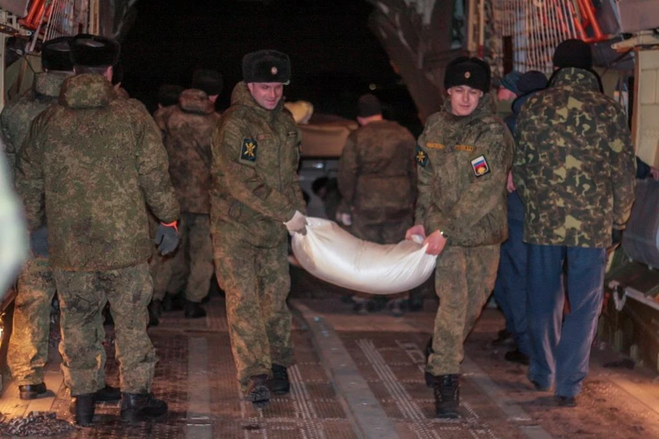 Военнослужащие Северного флота помогают в доставке гуманитарной помощи.