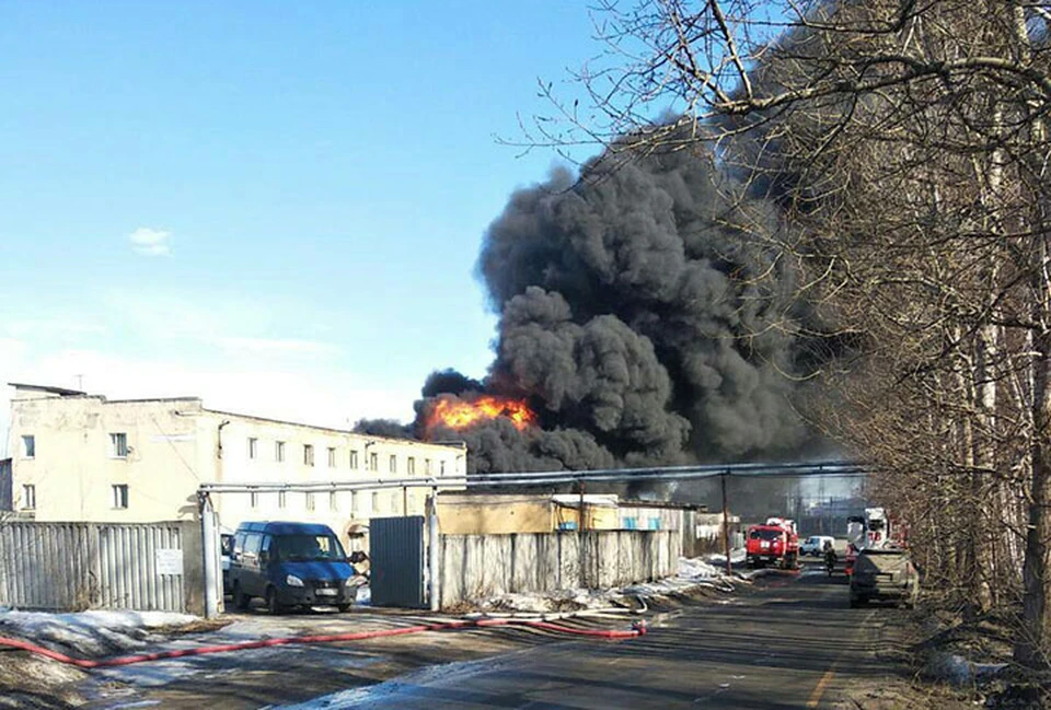 Семь бензовозов горят на нефтебазе под Нижним Новгородом.