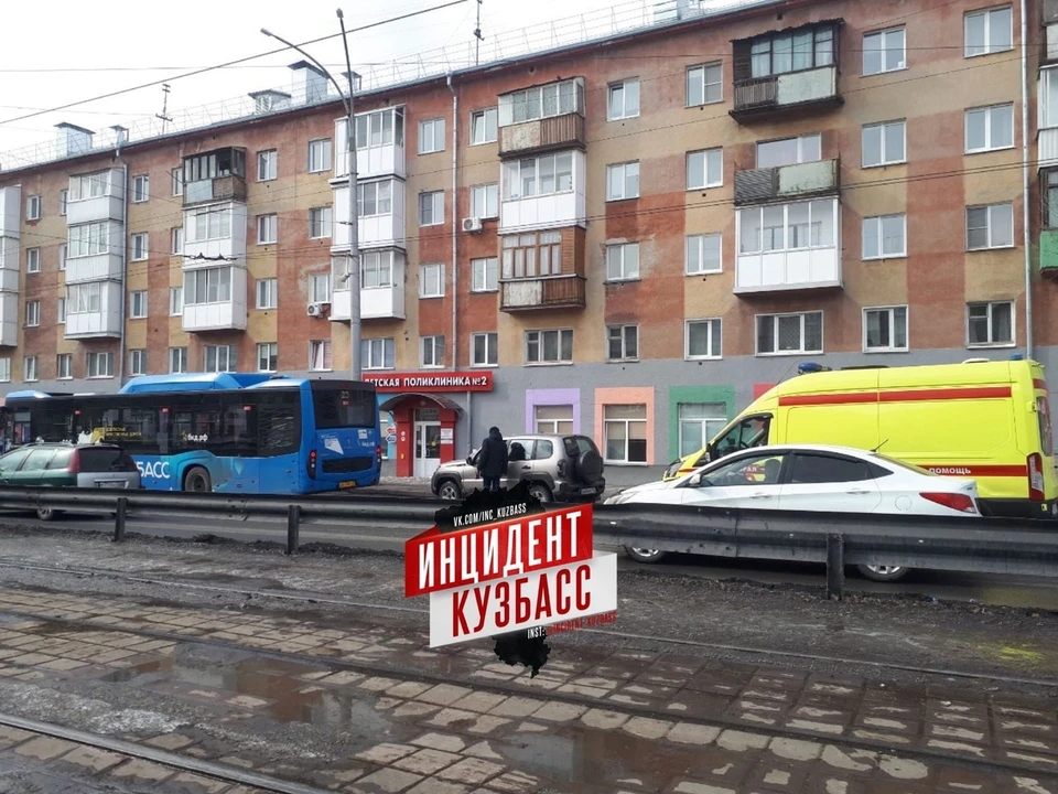 В Рудничном районе Кемерова водитель автобуса сбил ребенка. Фото: ВКонтакте/inc_kuzbass.