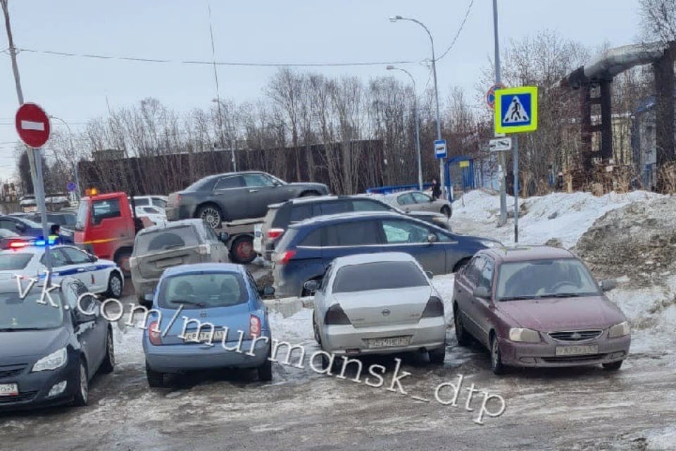 Водители парковались у знака "Стоянка запрещена". Фото: vk.com/murmansk_dtp