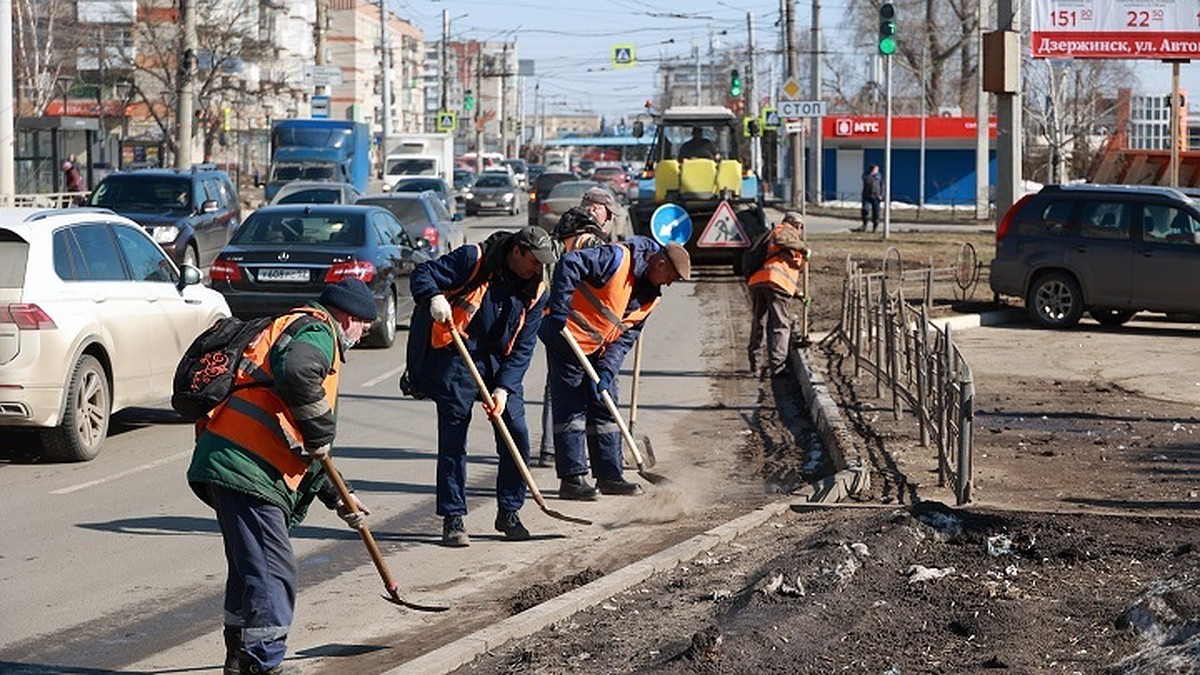 Почти 200 тонн мусора вывезено с городских дорог с начала генеральной  уборки Дзержинска - KP.RU