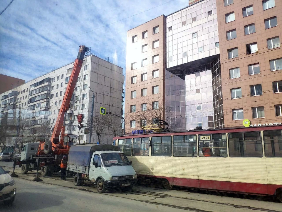 На место происшествия вызвали подъемный кран