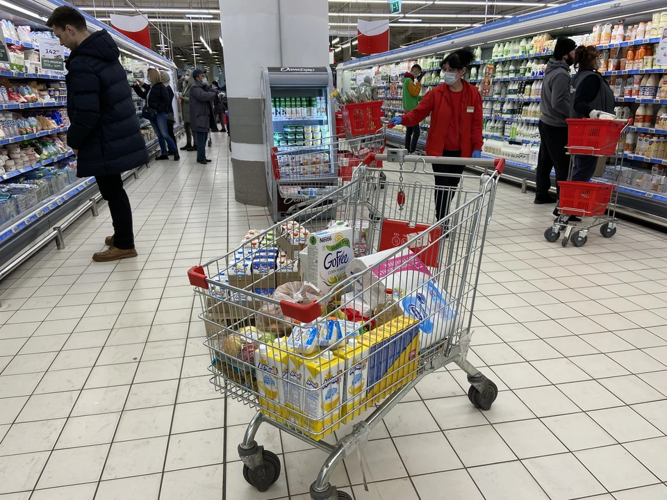 Подешевели в регионе за это же время огурцы, мясные консервы для детского питания и вареная колбаса.