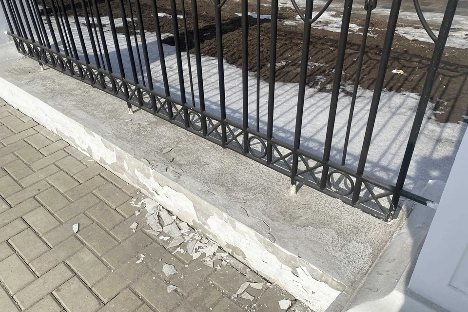 Отделка новой ограды Верхнего городского сада продолжает осыпаться.