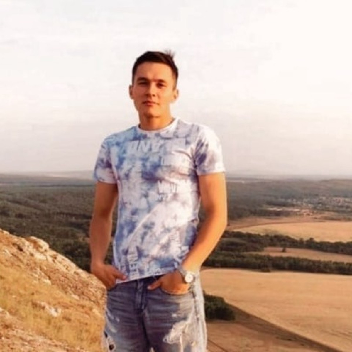 Смотреть онлайн жігіт өзінің құлын жалайды