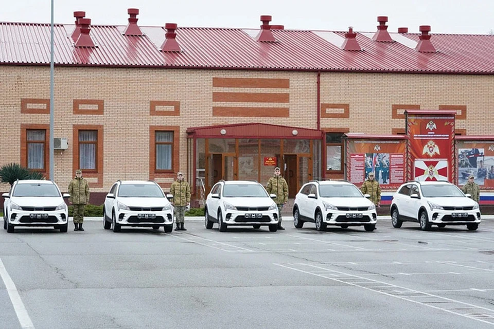 Глава Сочи Алексей Копайгородский торжественно вручил сотрудникам Росгвардии ключи от новых служебных автомобилей. Фото: пресс-служба администрации Сочи