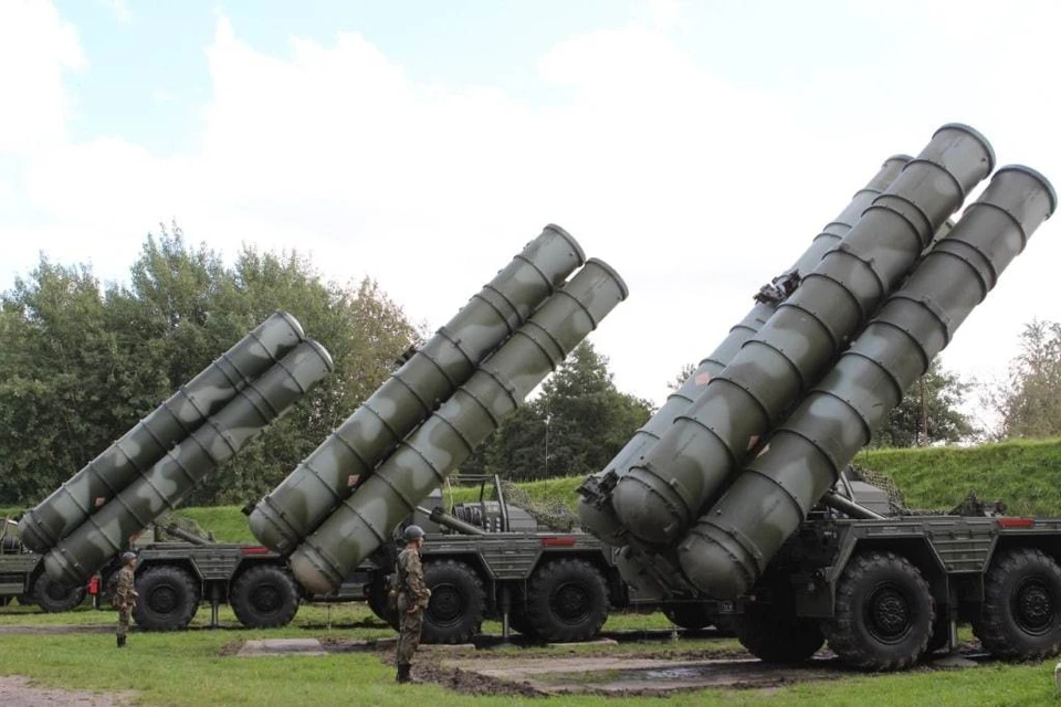 Ракетные комплексы С-400 "Триумф" на посту.