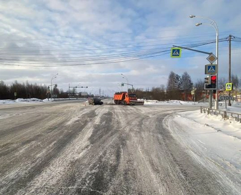 В Югре водитель «КАМАЗа» попал в ДТП, столкнувшись с иномаркой Фото: УГИБДД России по ХМАО-Югре