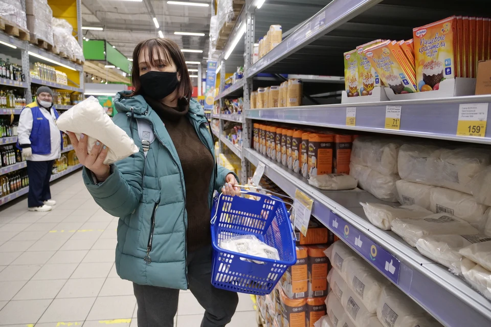 Как только сахар появляется в продаже, его быстро раскупают.