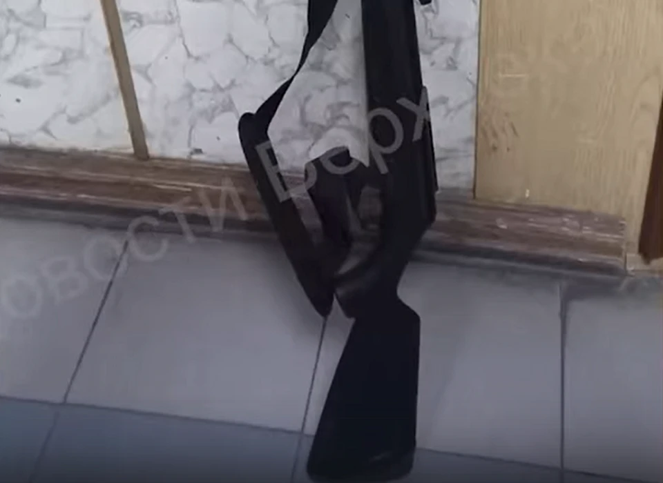Мужчина шел по улице с пневматической винтовкой. Фото: Кадр видео "Верхнекамье-ТВ".