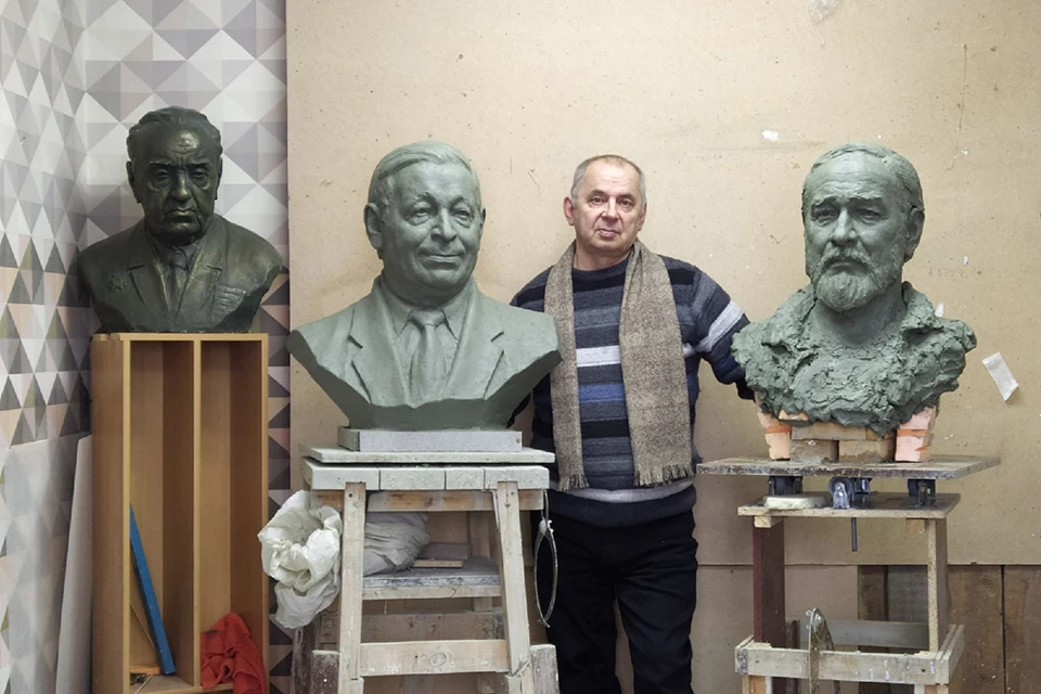 В комментариях отмечают, с каким удивительным портретным сходством переданы черты уважаемых жителей Заполярья. Фото: Личный архив Константина Добровольского
