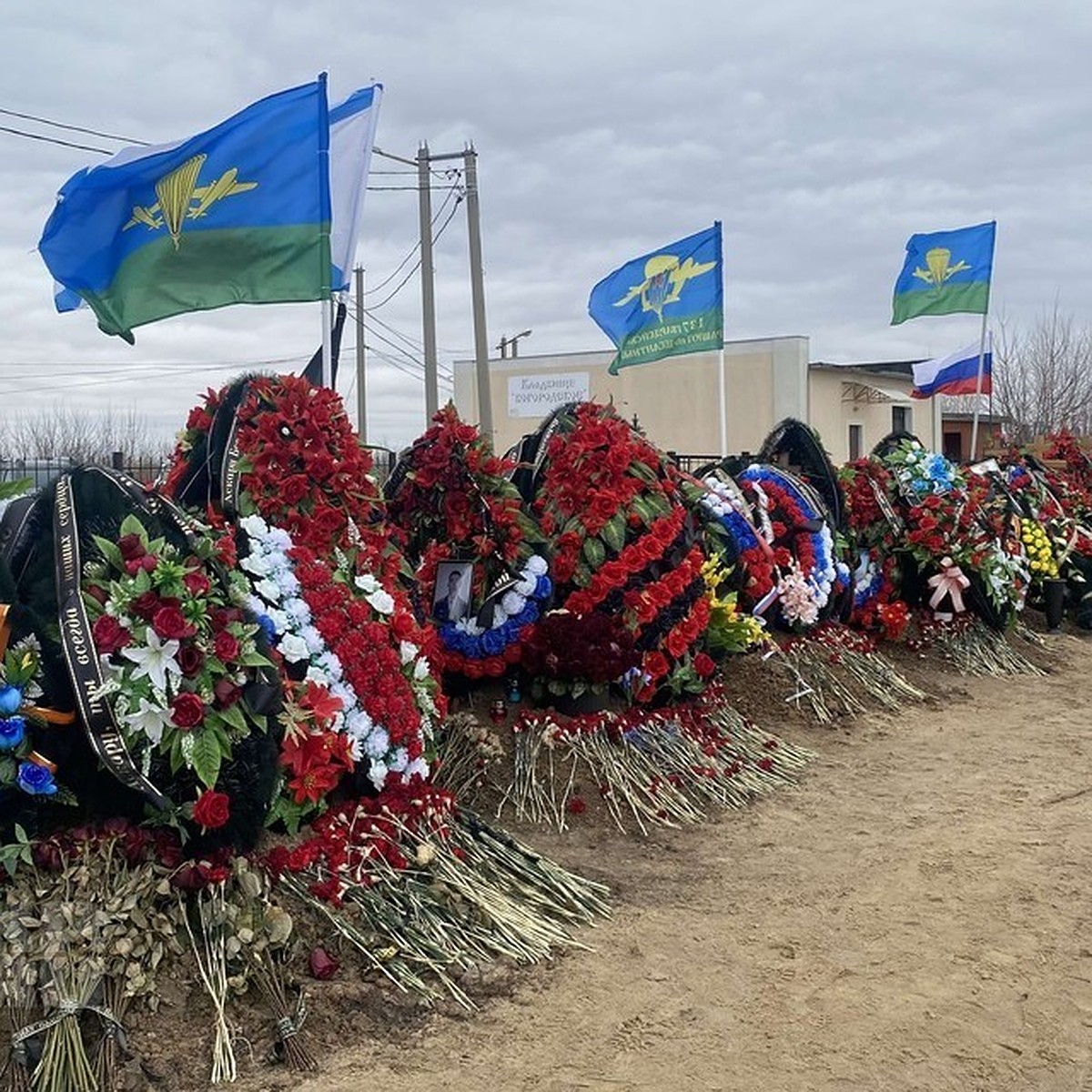 На Богородском кладбище похоронили 11 бойцов, погибших в Украине - KP.RU