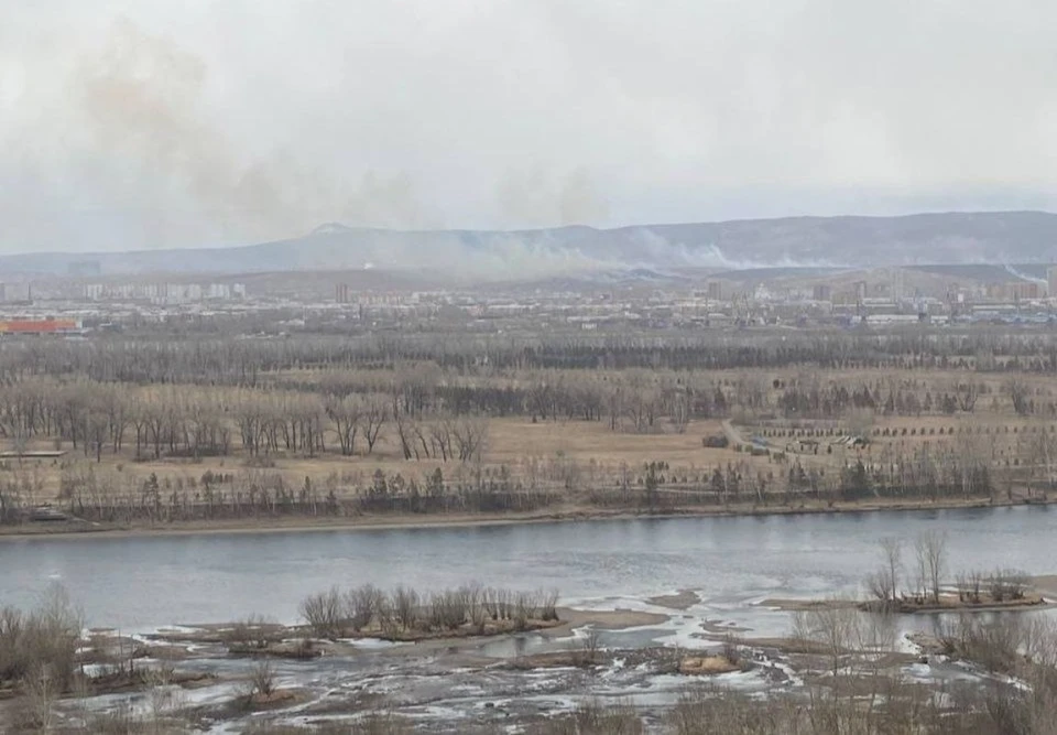 В Красноярске на площади 0,7 гектаров горит Лысая гора