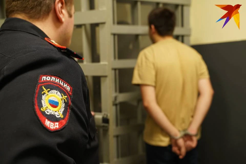 Мужчину из магазина увезли в отделение полиции.
