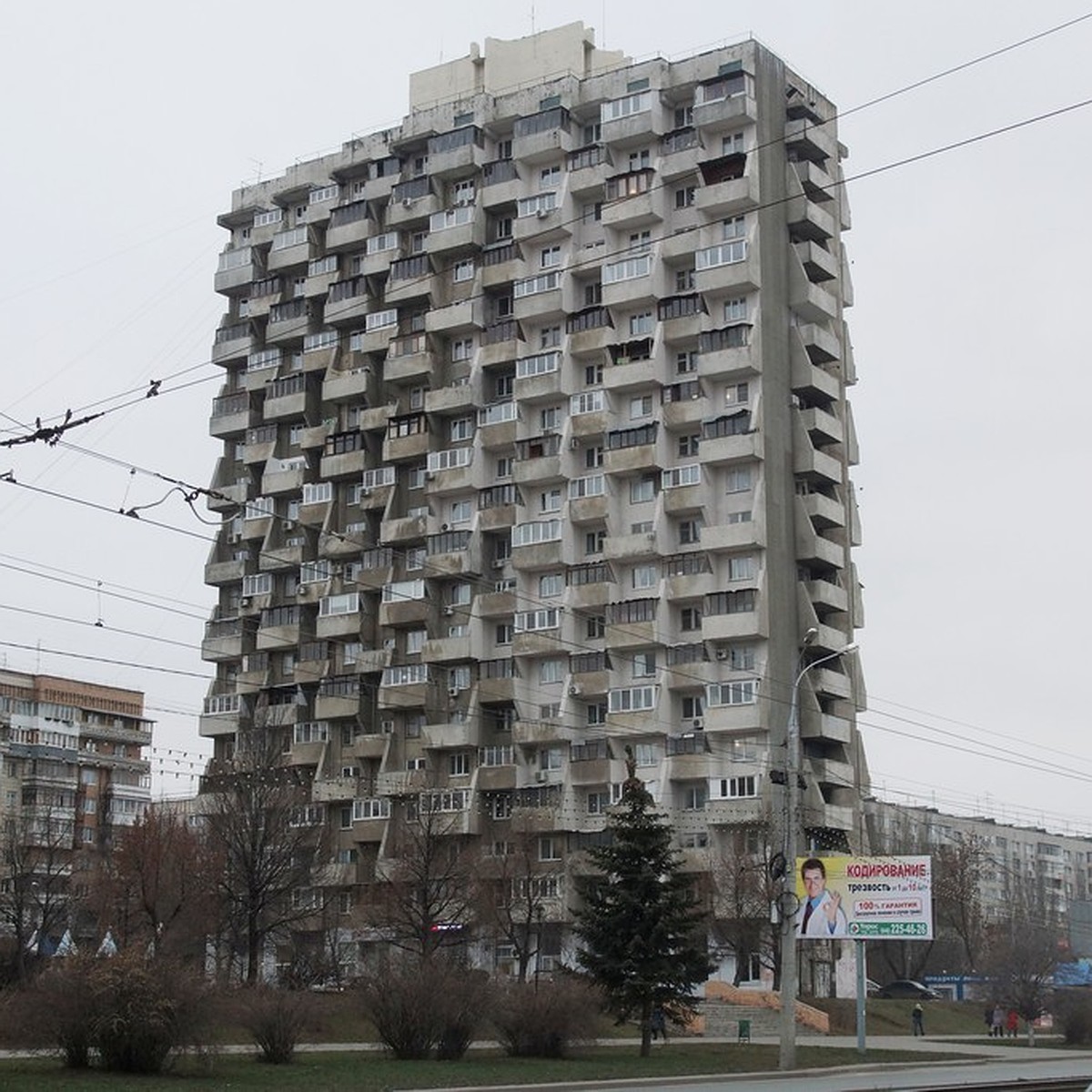 В Самаре дом-кукуруза остался без электричества, воды и отопления - KP.RU