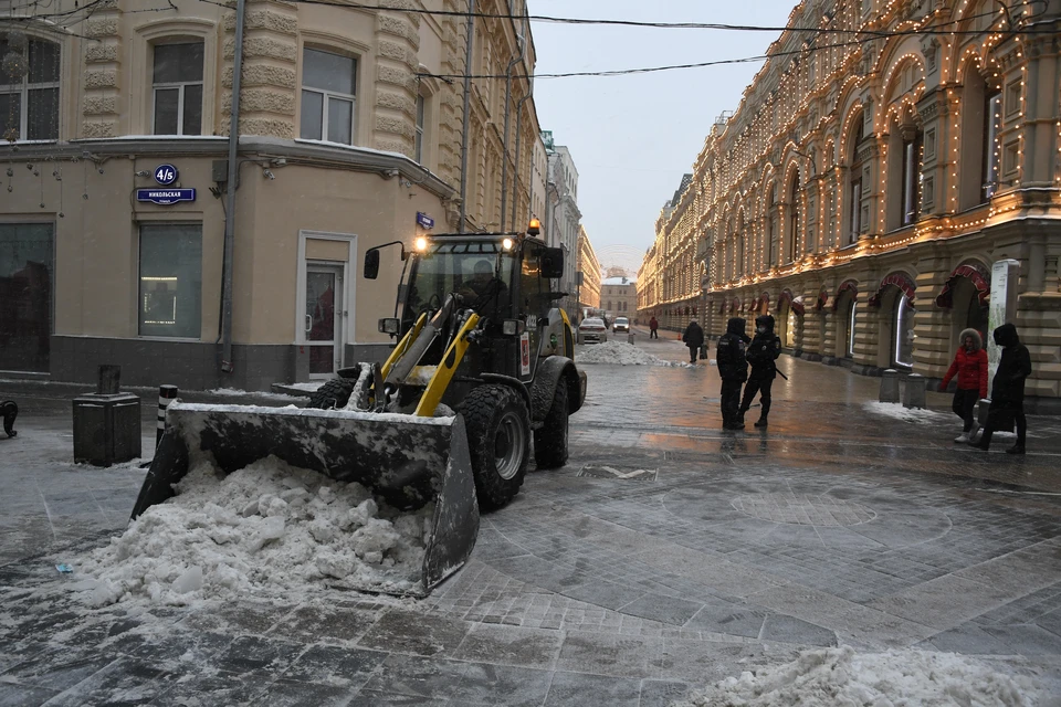 Коммунальные службы столицы продолжают чистить улицы и дворы.