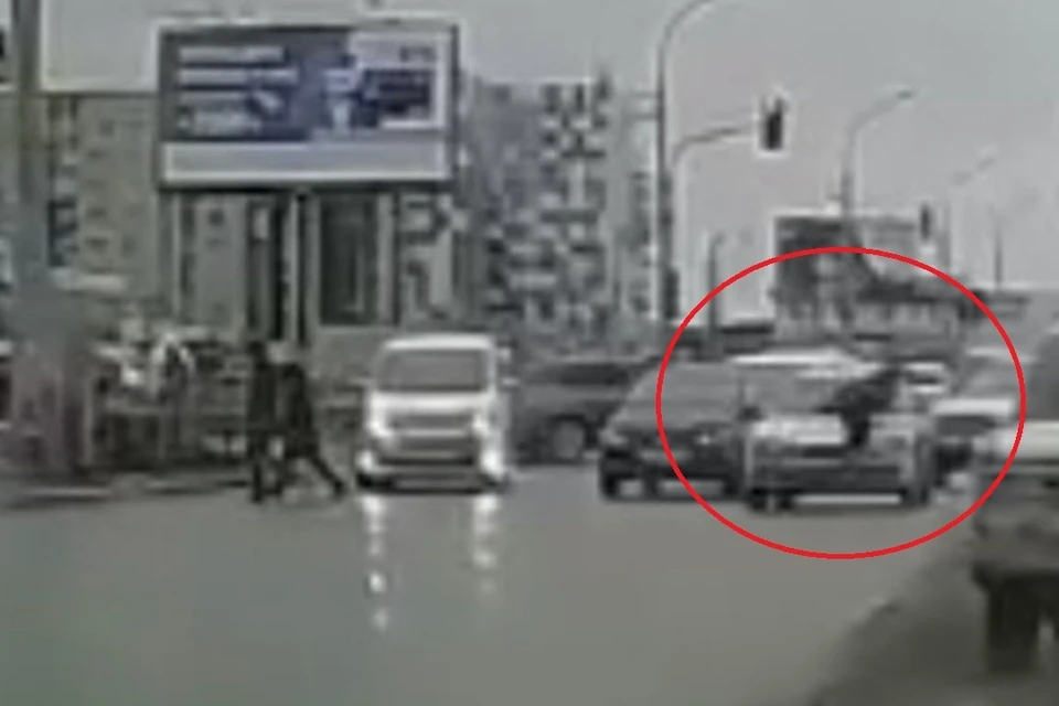 Иномарка сбила девушку. Фото: скриншот из видео