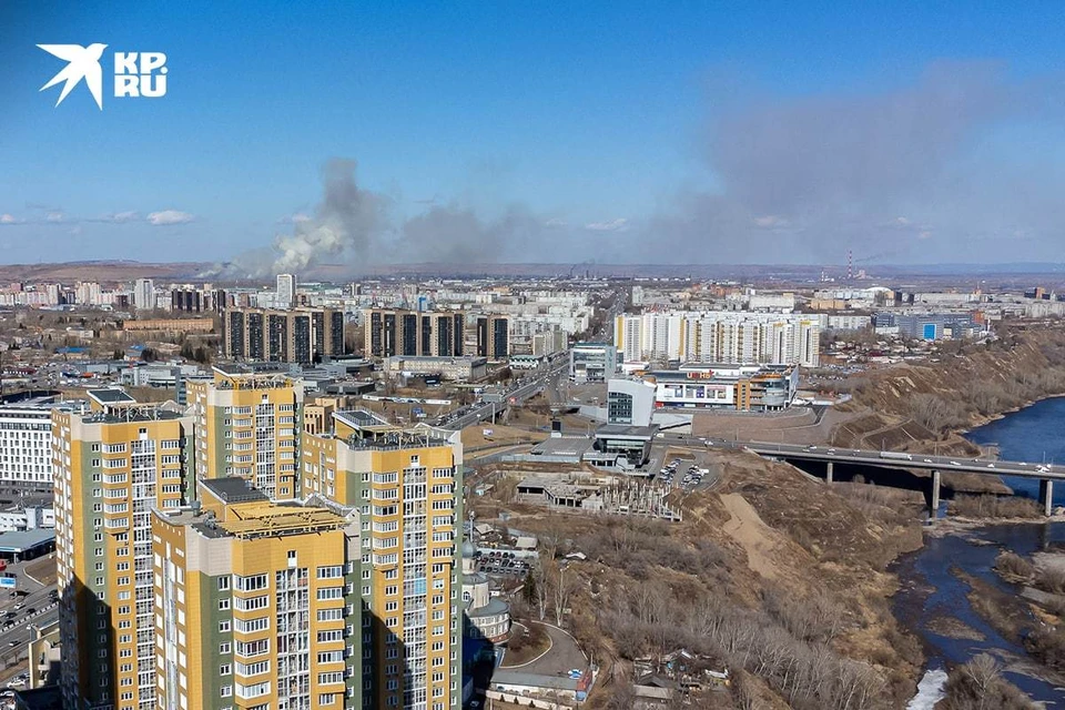 В Красноярске горящая сухая трава вызвала переполох