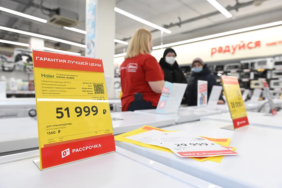 Большинство москвичей изменили привычный образ жизни в условиях введенных санкций относительно России.