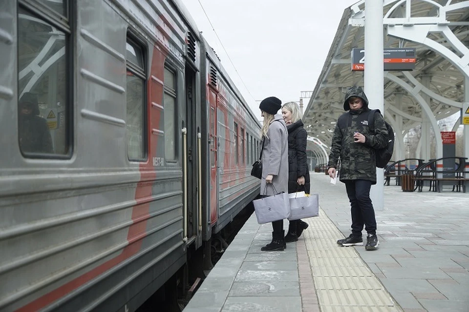 Электричка компрессорный завод. Электричка фото. Двое в поезде. Виз пассажирский.