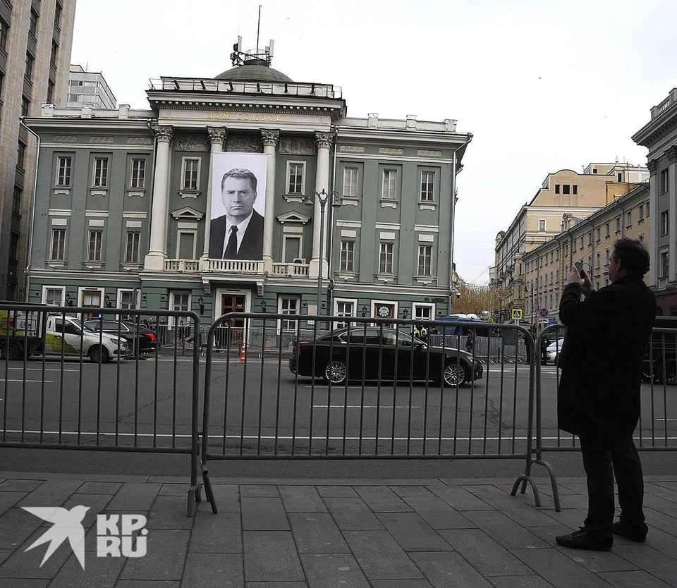 Мужчина с плакатом пришел к Госдуме в день прощания с Жириновским, чтобы  поддержать его иск к Горбачеву - KP.RU