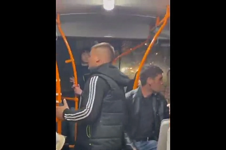 Этот кадр облетел весь молдавский интернет - два нетрезвых националиста в кишиневском троллейбусе.
