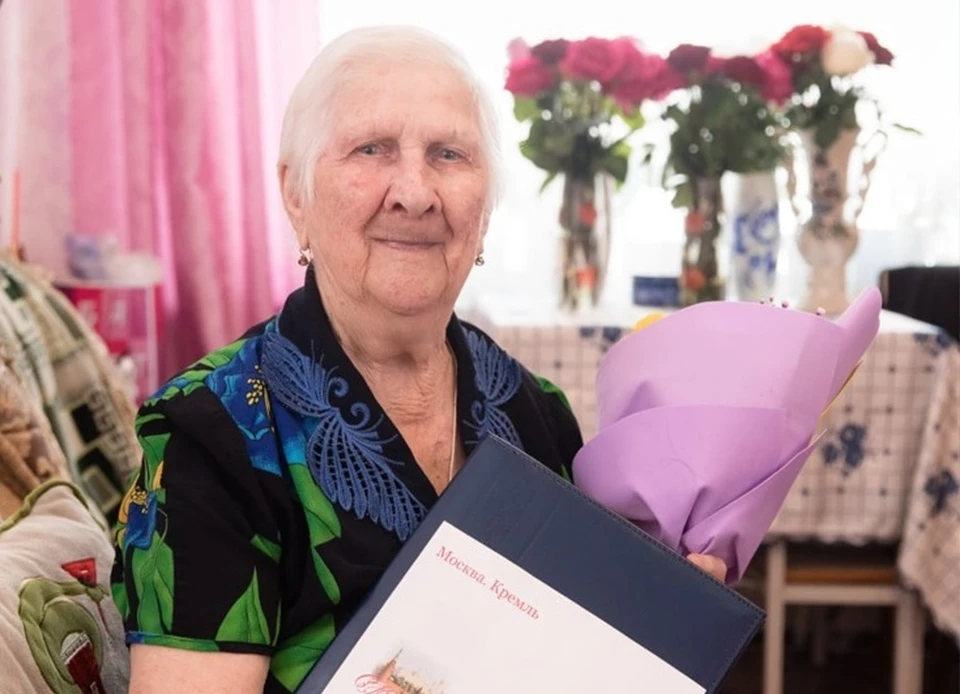 Глава Сургута поздравил с 95-летним юбилеем ветерана ВОВ Анну Приезжеву. Фото - администрация Сургута.