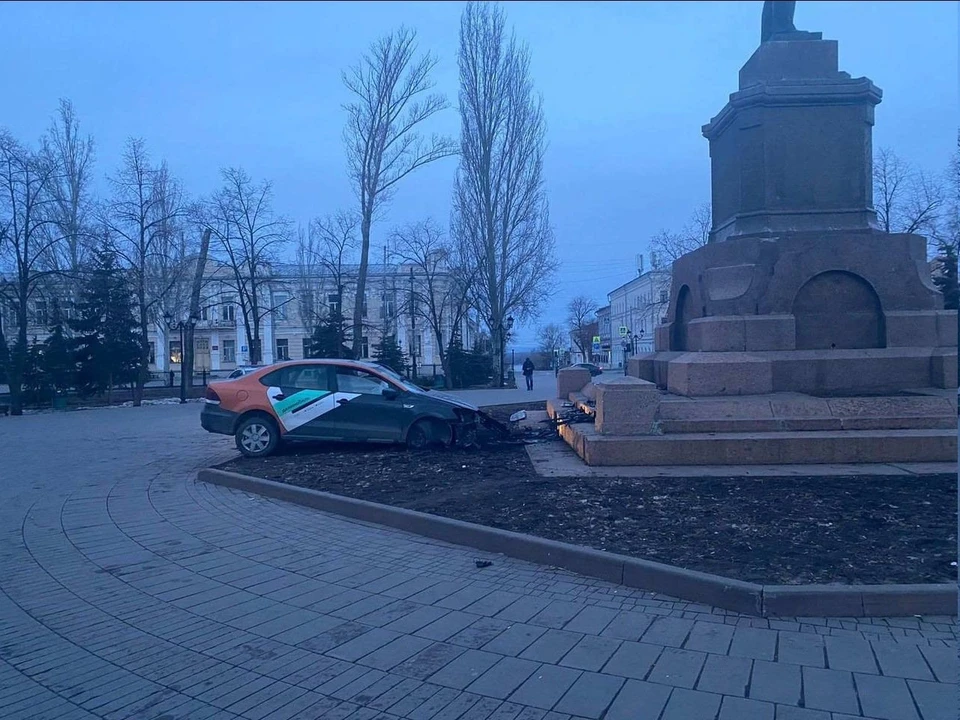 Иномарка влетела в постамент памятника вождю мирового пролетариата / Фото: Происшествия Тольятти