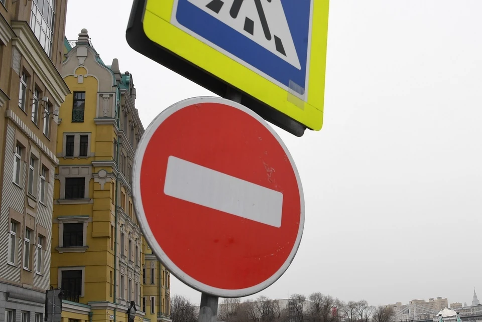 Причиной приостановки движения на этих участках стала прокладка подземных инженерных коммуникаций на улицах 31-я и 32-я Линии.