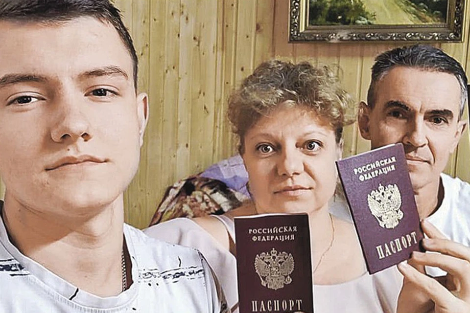 Одессит Юрий Диденко (справа) с женой Оксаной и сыном Владленом - наконец они стали гражданами России. Но путь к заветным паспортам у них занял 7 лет... Фото: Личный архив