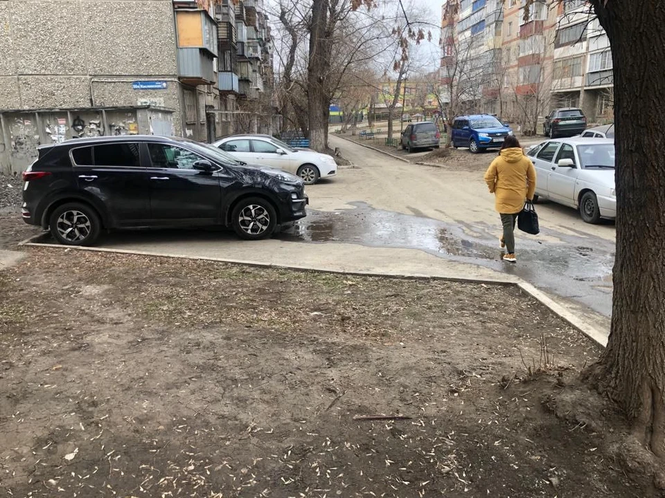 Коммунальная река уже разлилась по двору