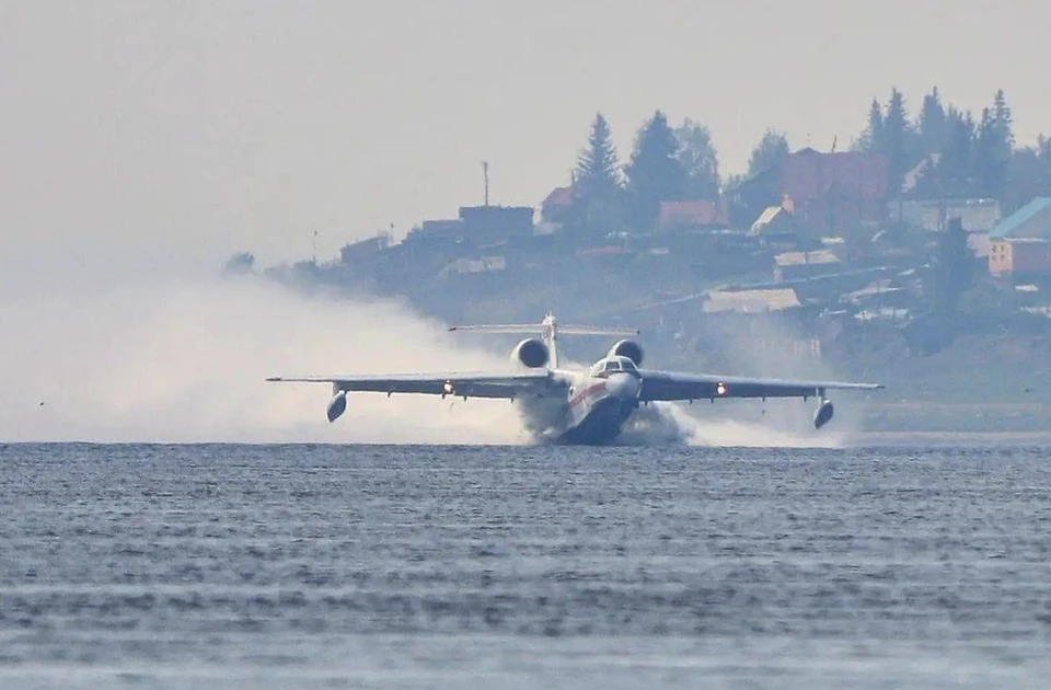 Самолет-амфибия Бе-200ЧС набирает воду для тушения лесных пожаров возле якутского села Петропавловск. Фото: соцсети